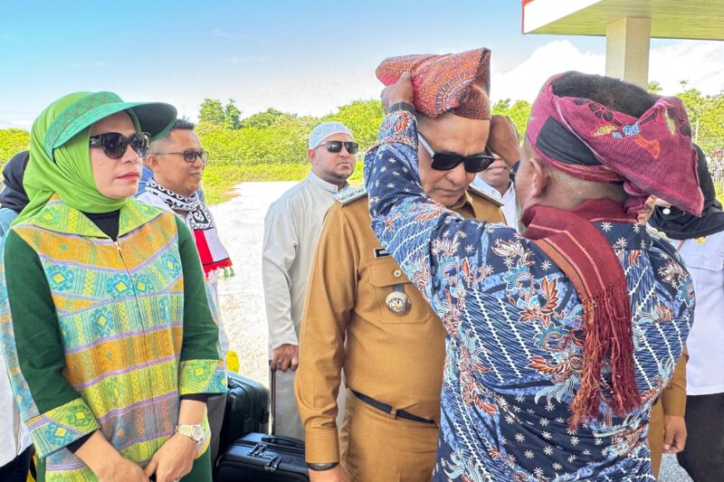 Bupati dan Wakil Bupati Buru di Sambut Masyarakatnya di Bandara Namniwel Setelah di Lantik Gubernur Maluku di Ambon