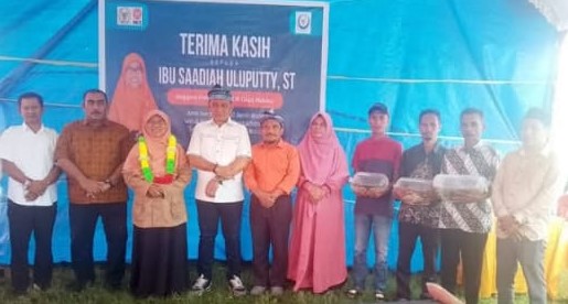 Pelangi.Click. Namlea – Anggota DPR – RI Komisi IV Fraksi PKS, Saadiah Uluputty ST, Serahkan Bantuan Alat Pertanian di Kabupaten Buru