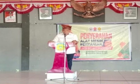 Pelangi.Click. Namlea – Anggota DPR – RI Komisi IV Fraksi PKS, Saadiah Uluputty ST, Serahkan Bantuan Alat Pertanian di Kabupaten Buru